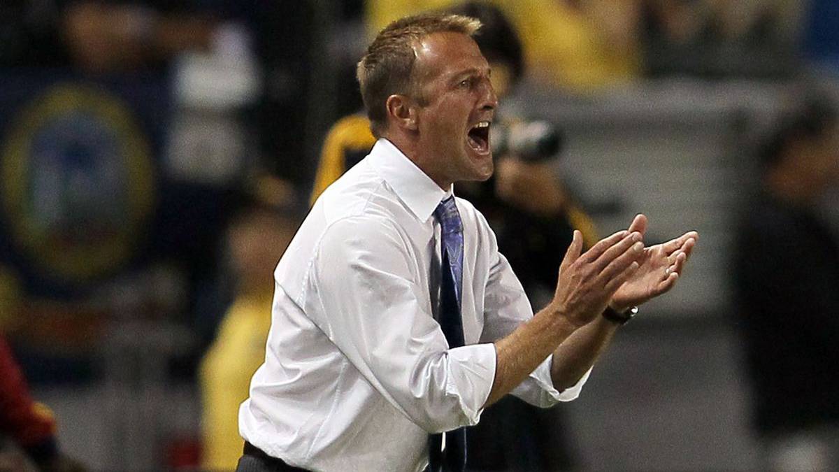 LA Galaxy está a una firma de contratar al nuevo entrenador que tendrá como tarea llevar a Zlatan y los hermanos Dos Santos a los playoffs.