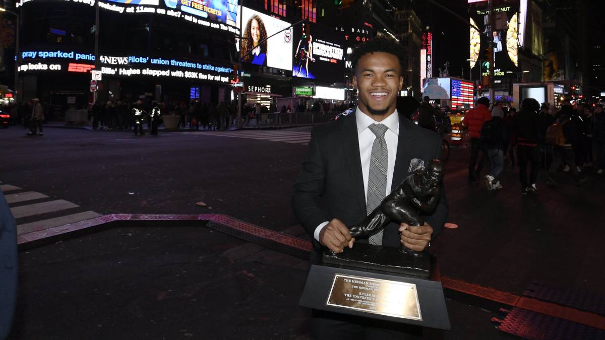Kyler Murray con Trofeo Heisman
