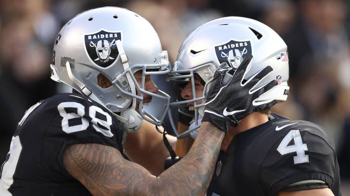 Jared Cook y Derek Carr festejan anotación