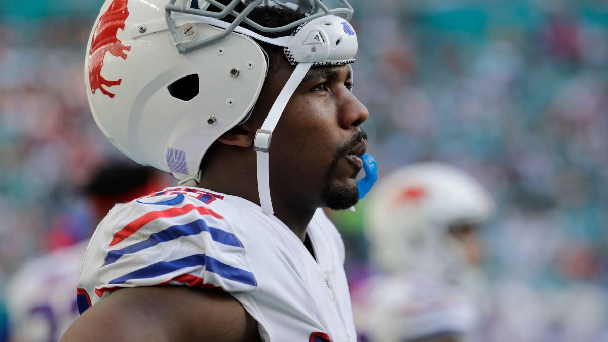 Jerry Hughes en partido de Bills