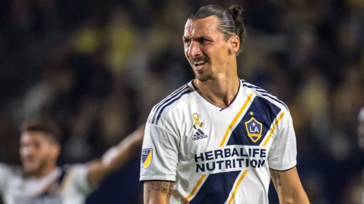 El director deportivo del AC Milan adelantó que el LA Galaxy logró quedarse con Ibrahimovic, por lo que el delantero sueco jugará otra temporada en la MLS