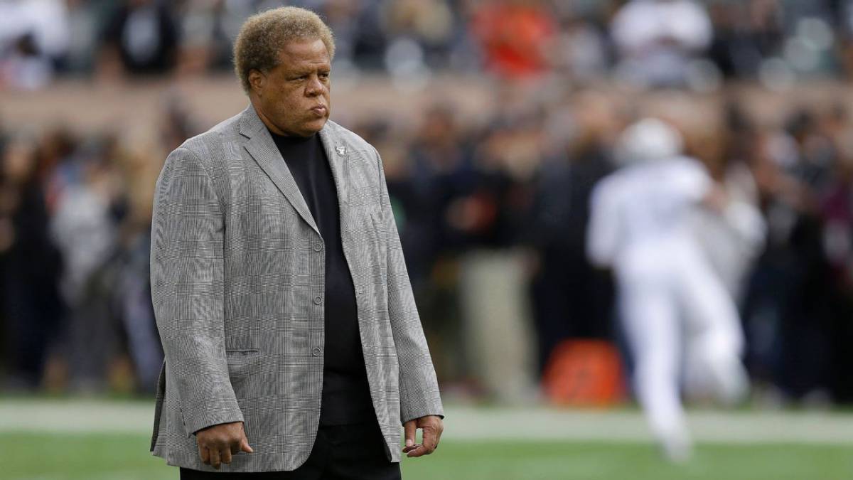 Reggie McKenzie en partido de Raiders