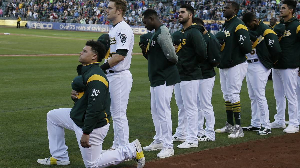 Bruce Maxwell se hinca por protestas