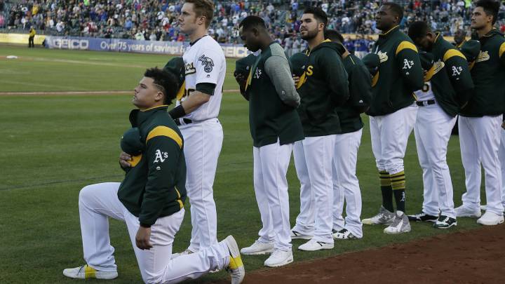 Bruce Maxwell se hinca por protestas