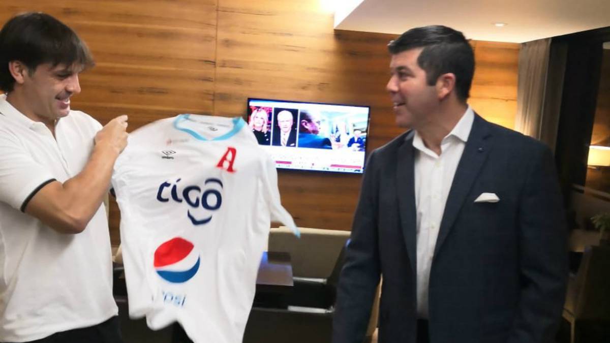 El exfutbolista del Real Madrid y Liverpool fue presentado por los directivos de Alianza FC y Fernando Palomo como su nuevo hincha en redes sociales.