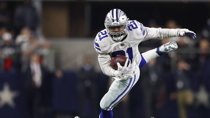 Ezekiel Elliott acarrea el balón