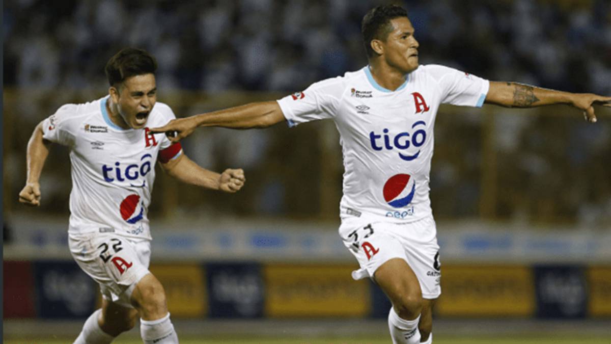 Rodolfo ‘Fito’ Zelaya y José Ángel 'Puma' Peña ofrecen una disculpa a la afición y jugadores por como terminaron la gran final ante Santa Tecla.