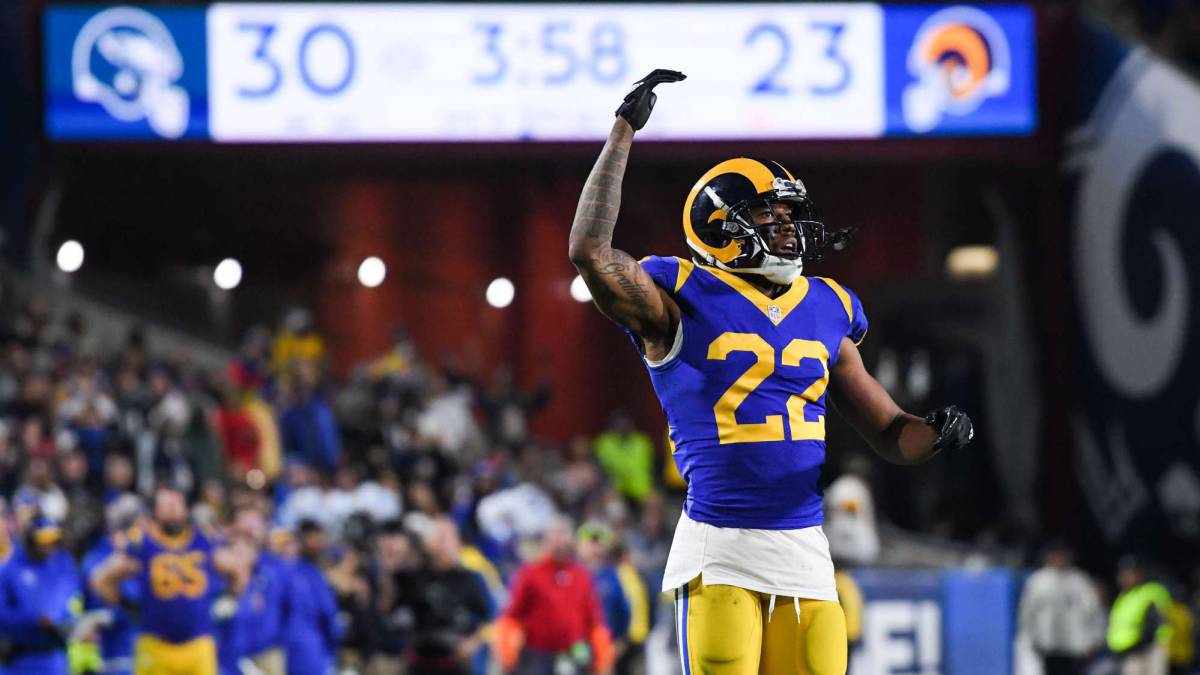Marcus Peters en partido de Rams