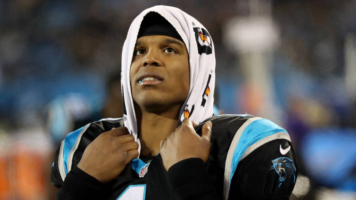 Cam Newton en partido de Panthers