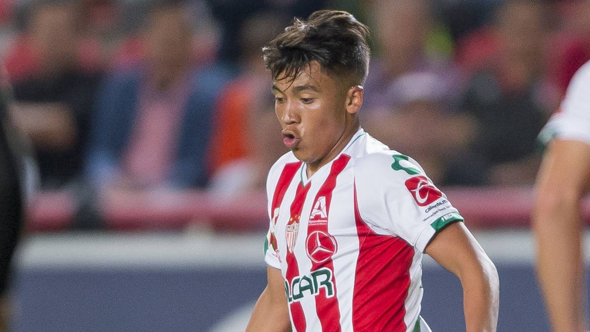 Jugadores de fútbol disputando el baló