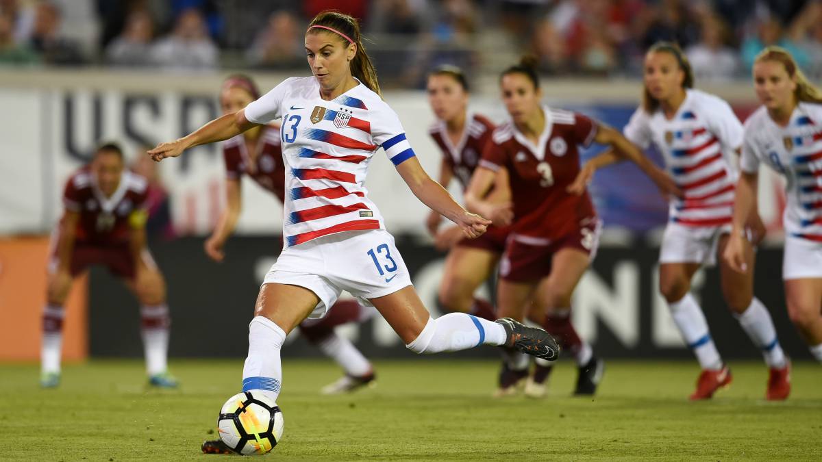 Jugadoras de fútbol disputando el balón