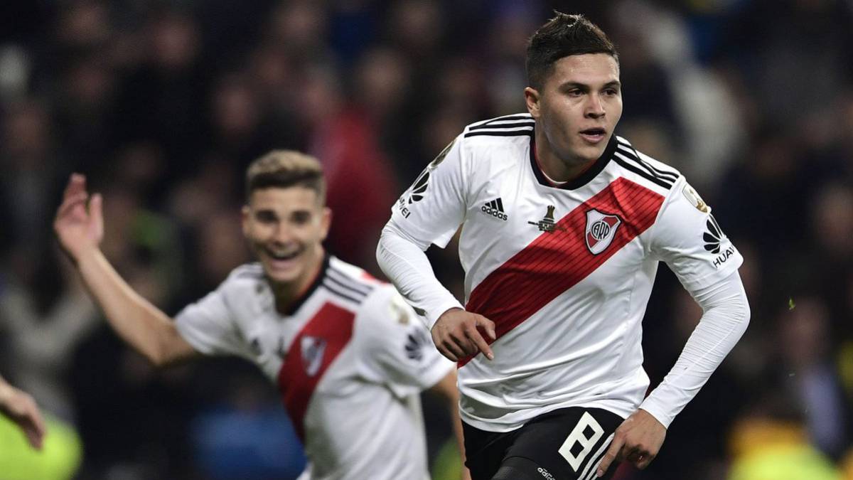 Jugadores de fútbol disputando el balón