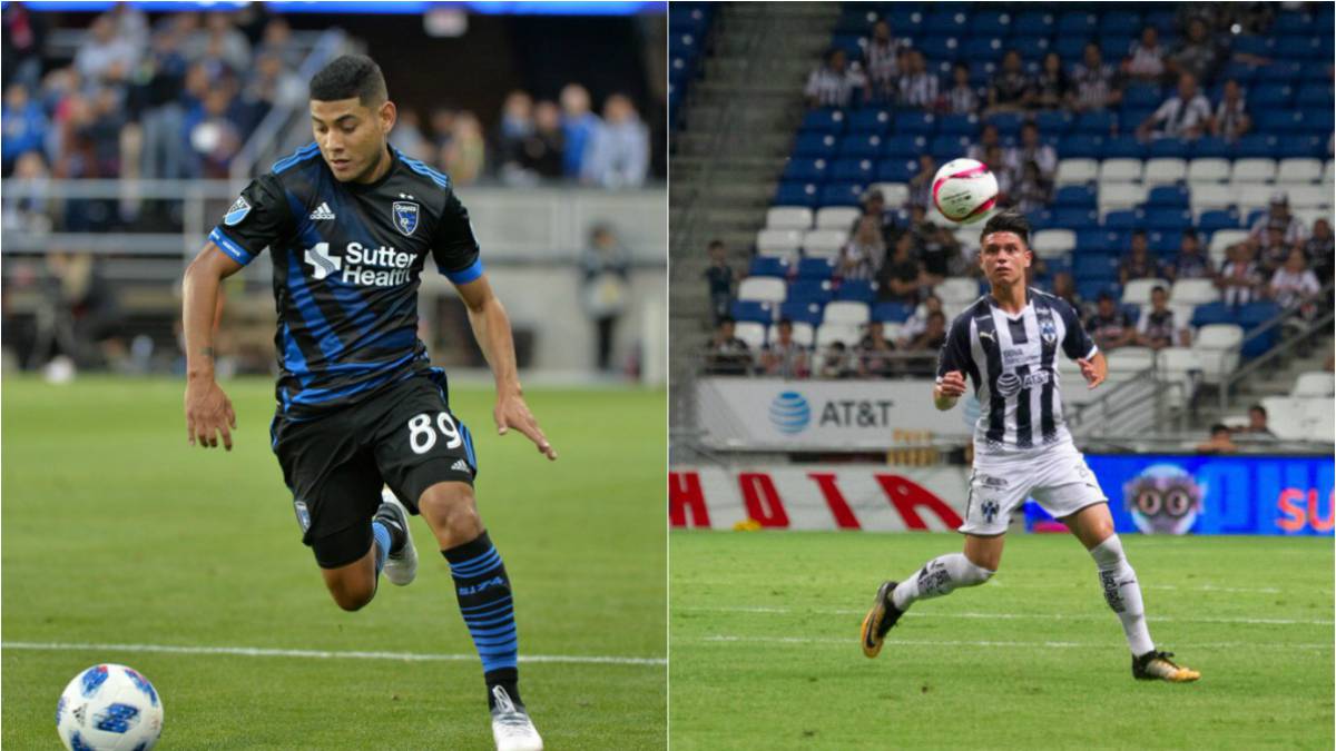 Jugadores de fútbol disputando el balón
