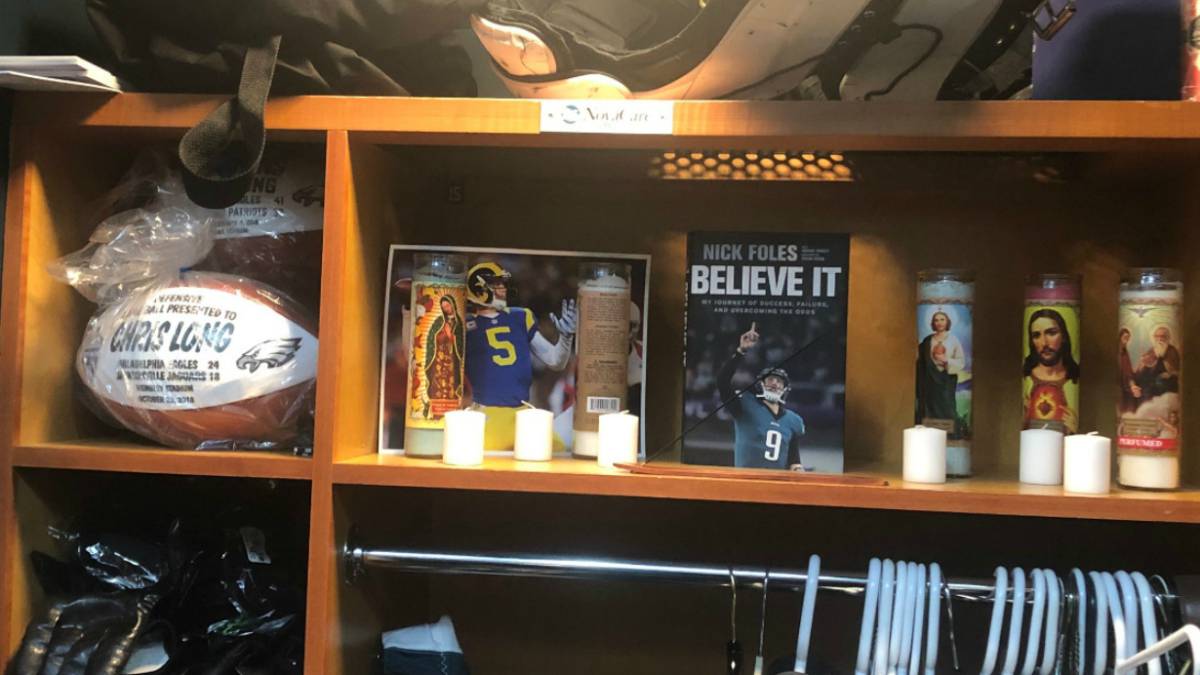 Altar a Nick Foles en su locker
