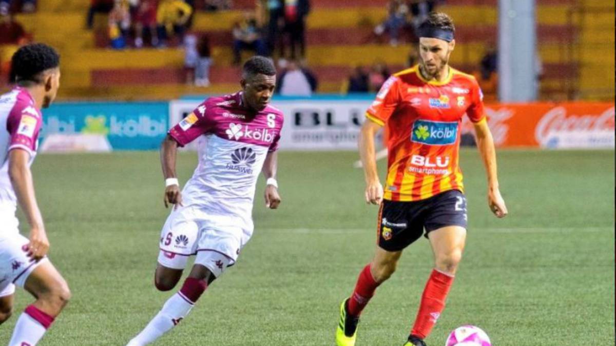 Jugadores de fútbol disputando el balón