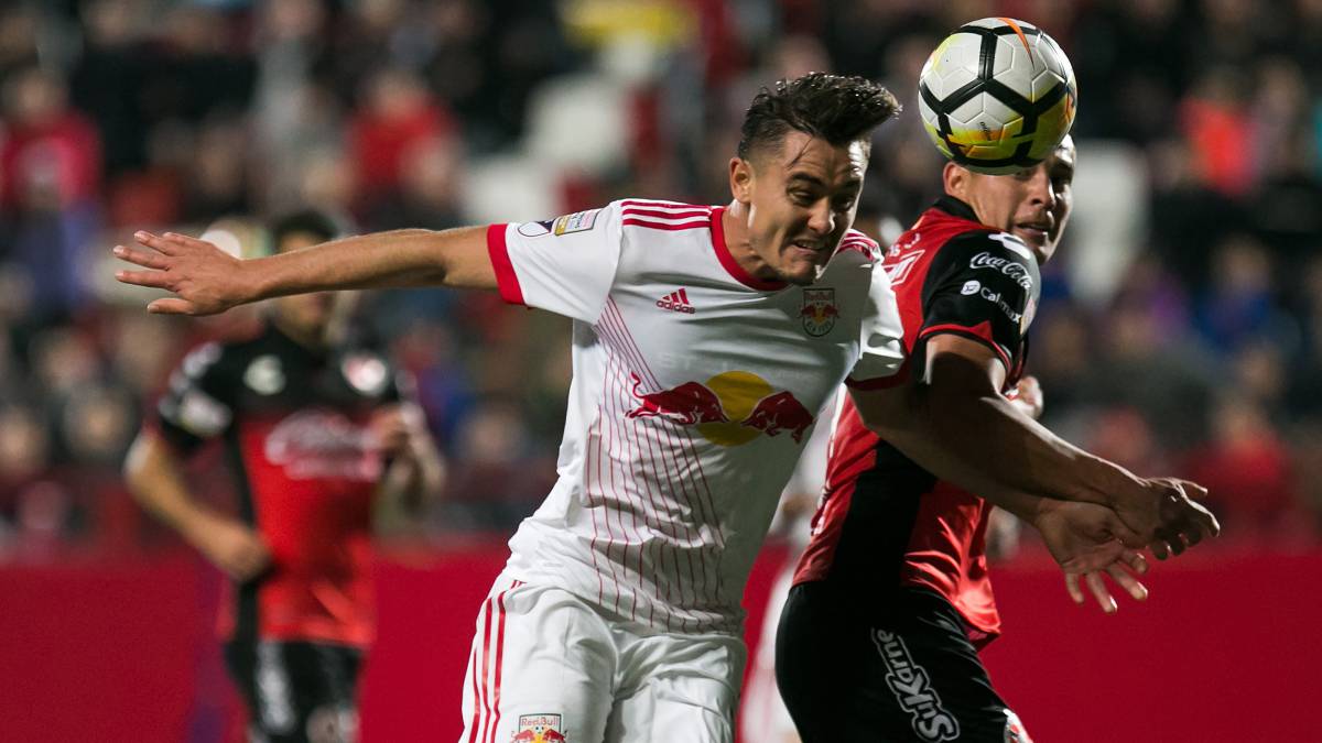 Jugadores de fútbol disputando el balón