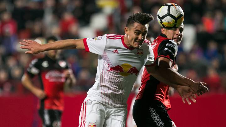 Jugadores de fútbol disputando el balón