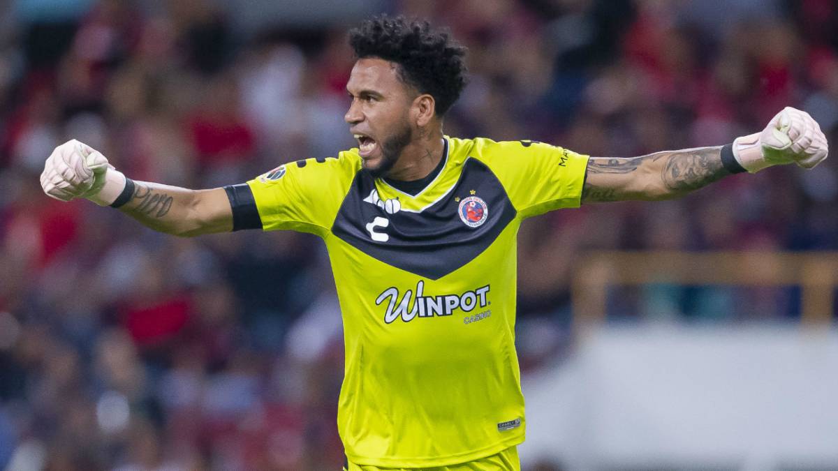 El guardameta de los Tiburones Rojos de Veracruz alzó la voz decidió apoyarlos económicamente al saber que pasaban por un momento complicado en estas fechas