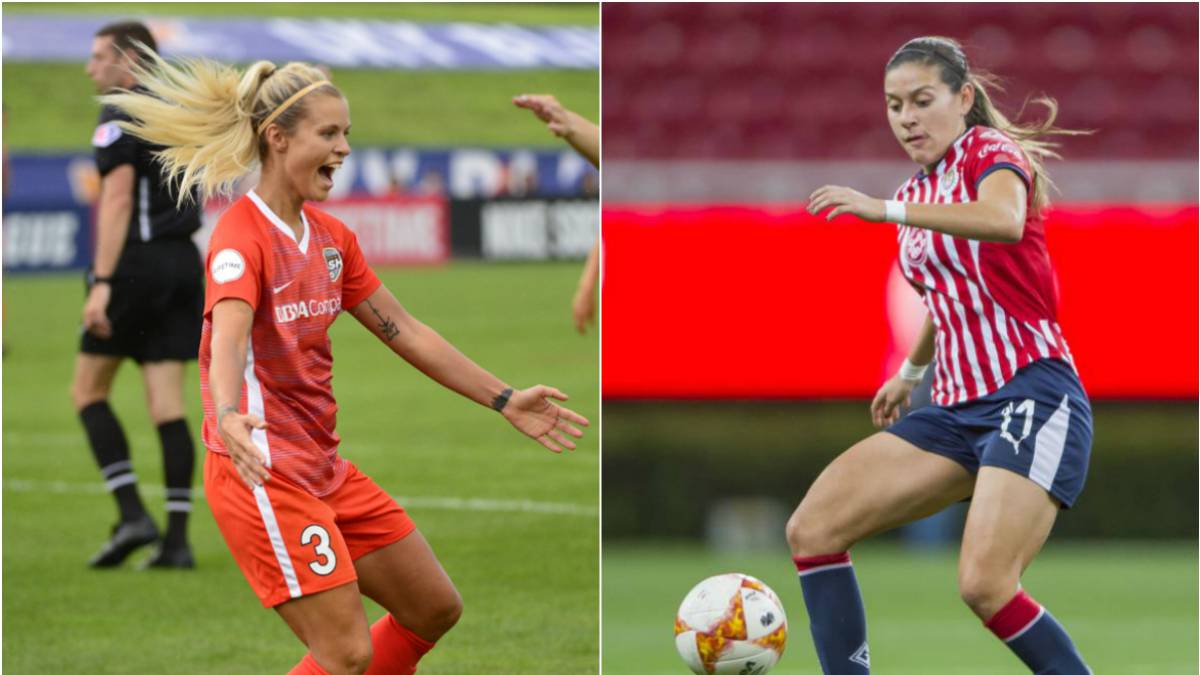 Jugadoras de fútbol disputando el balón