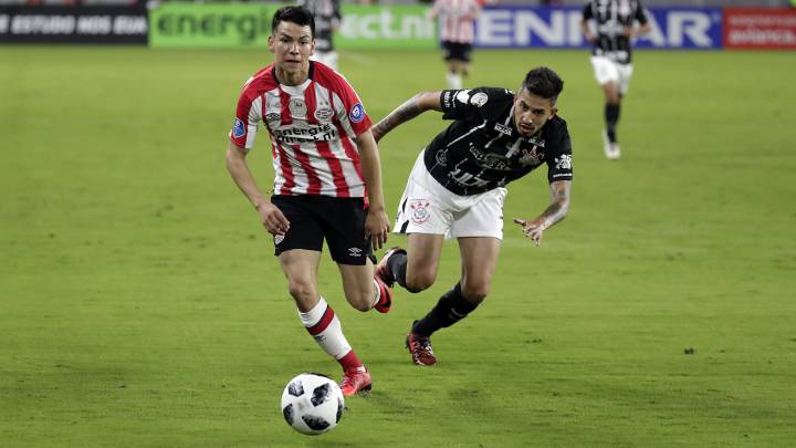 PSV Eindhoven's Hirving Lozano, left, moves the ball past Corinthians' Pedro Henrique during the first half of a Florida Cup soccer match