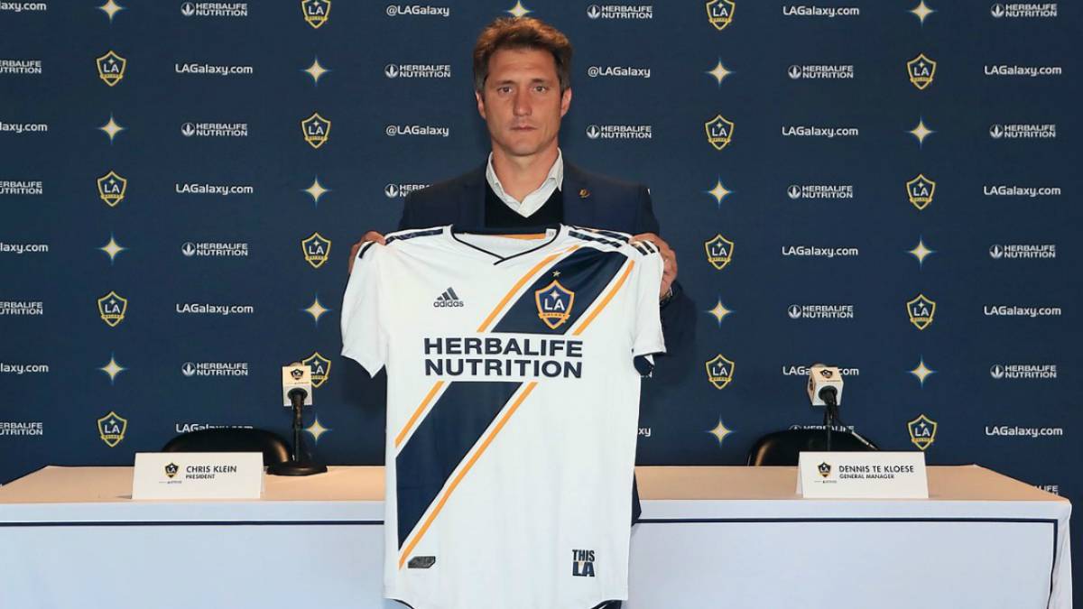 Este jueves Guillermo Barros Schelotto fue presentado como nuevo DT de Zlatan y los hermanos Dos Santos; habló del título de liga y hasta Carlos Tévez