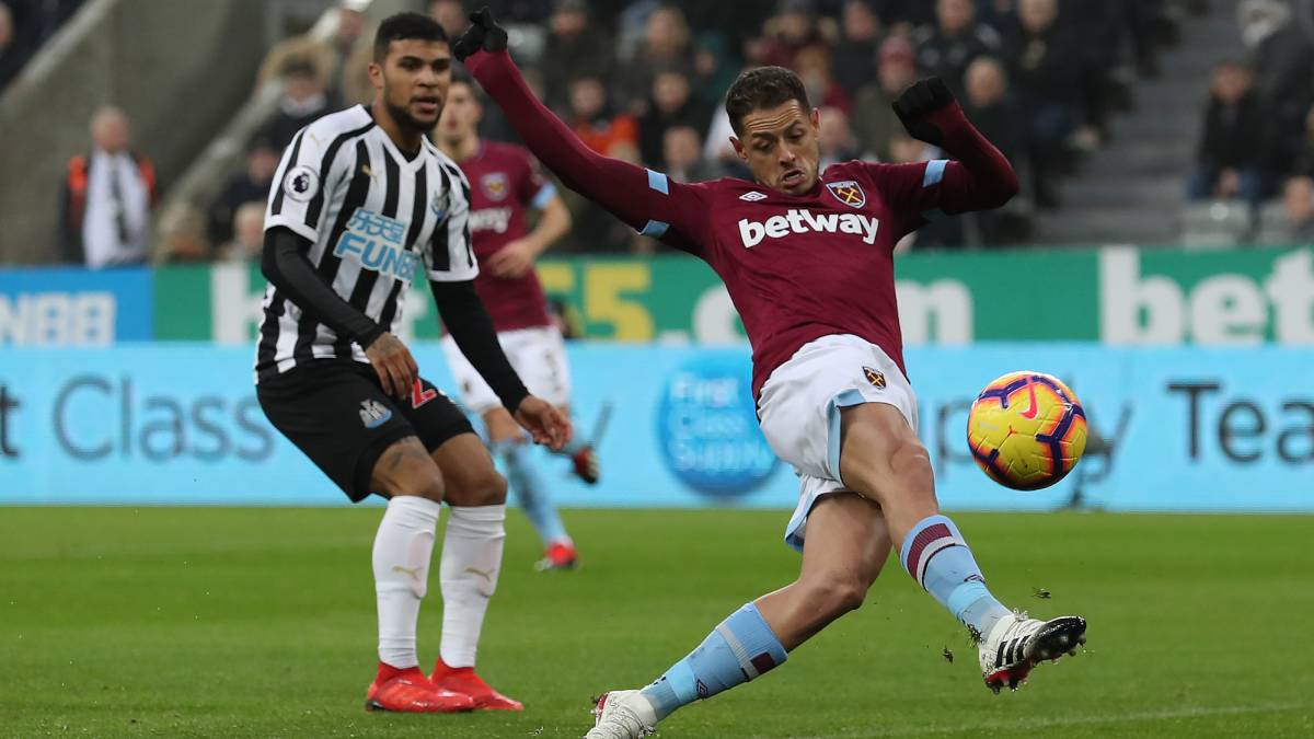 Javier Hernandez of West Ham United scores his sides opening goal during the Premier League match between Newcastle United and West Ham United at St. James Park