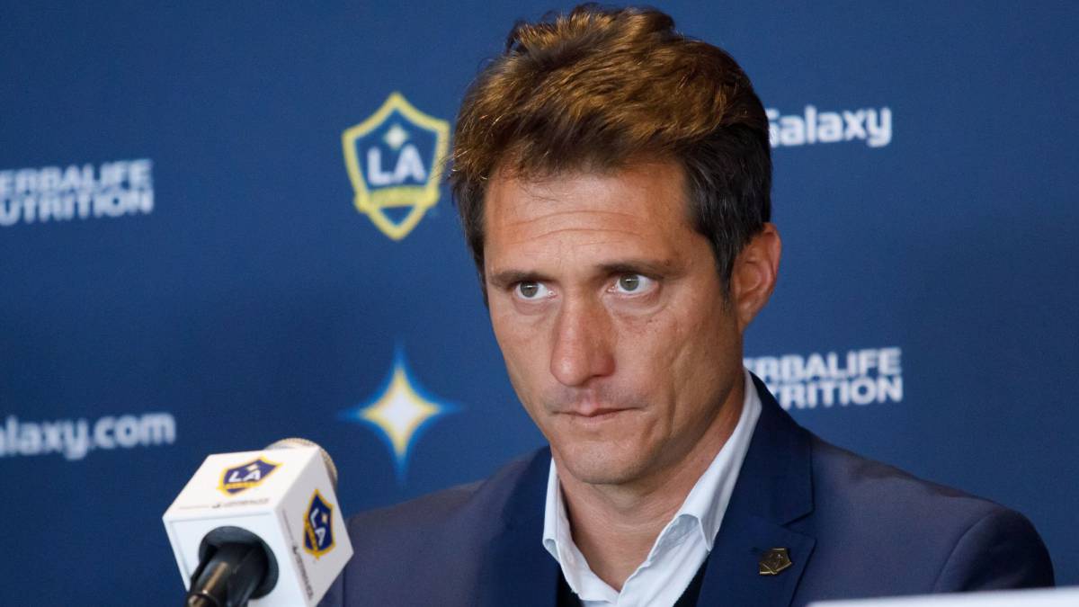 El nuevo entrenador de fútbol de Los Angeles Galaxy, Guillermo Barros Schelotto, habla durante una conferencia de prensa hoy en el Dignity Health Sports Park en Carson, California
