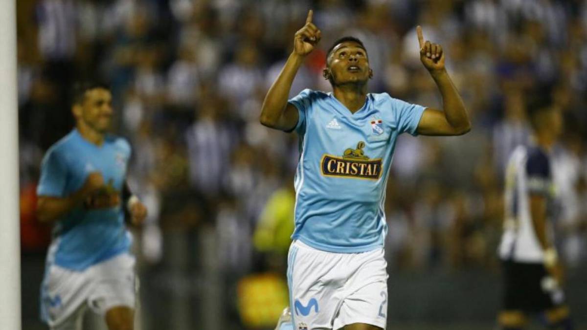 Marcos López celebrando durante un partido con el Sporting Cristal