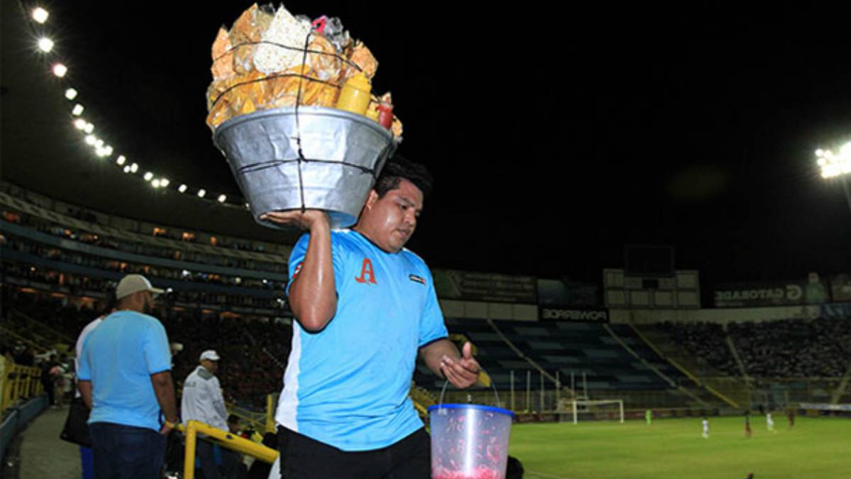 William Miranda es un aficionado del cuadro ‘Albo’ que se dedica a vender tostadas dentro del estadio para poder pagarse la universidad.