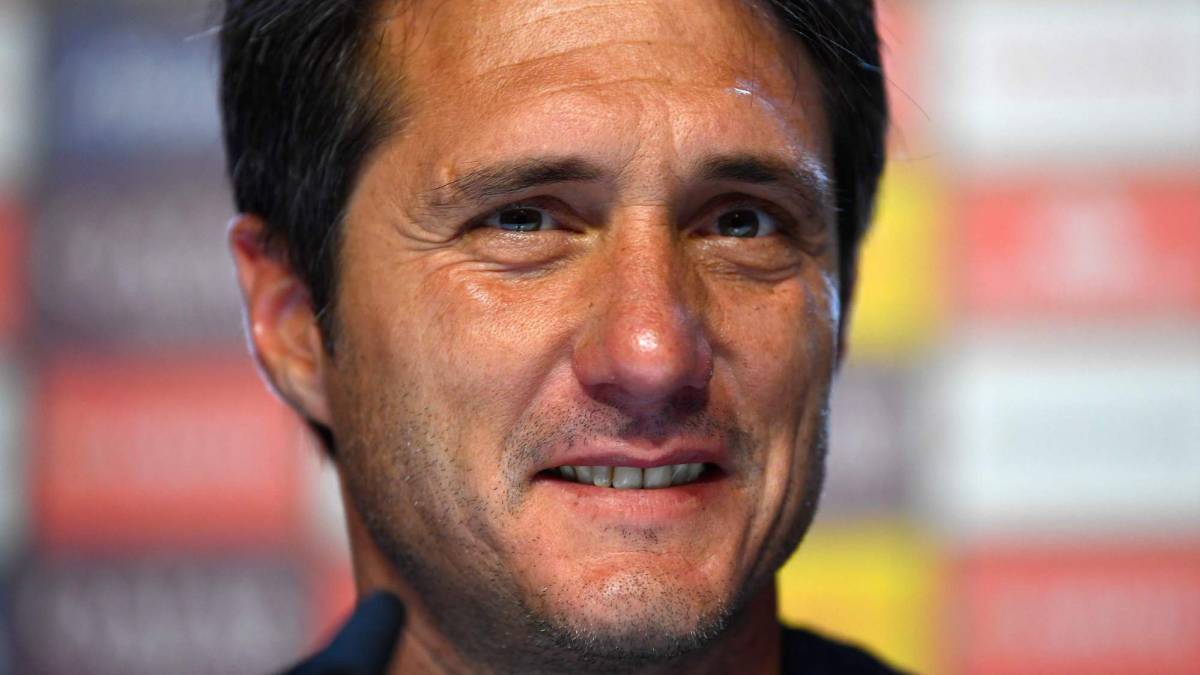 Guillermo Barros Schelotto habla durante una conferencia de prensa en la Real Federación Española de fútbol