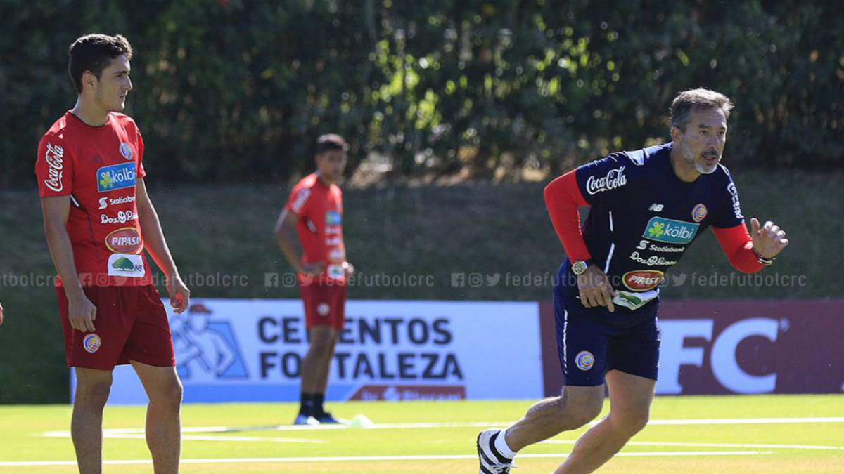 Jugadores de fútbol corriendo