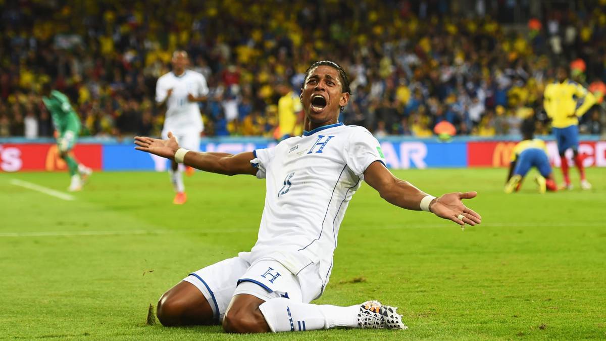 Carlo Costly celebrando durante un partido de la selección de Honduras