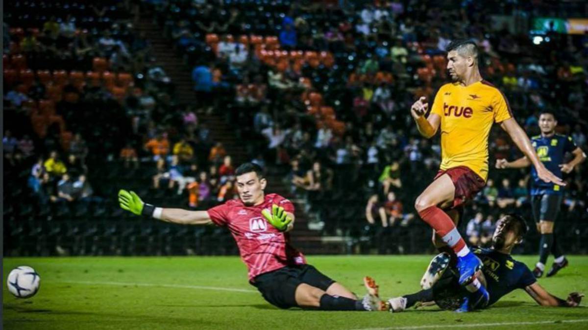 El atacante salvadoreño firmó su primer tanto con su nuevo club en Tailandia. Sólo pasaron 3 partidos de pretemporada para que anotara.