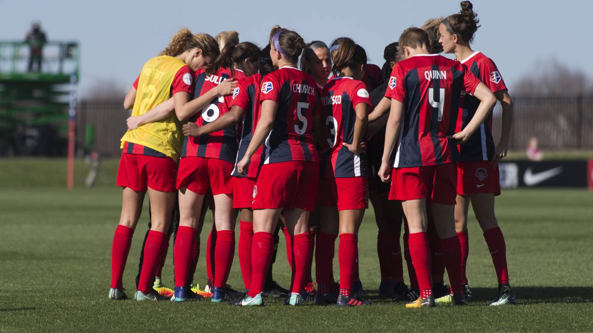 Jugadoras reunidas en el campo de juego