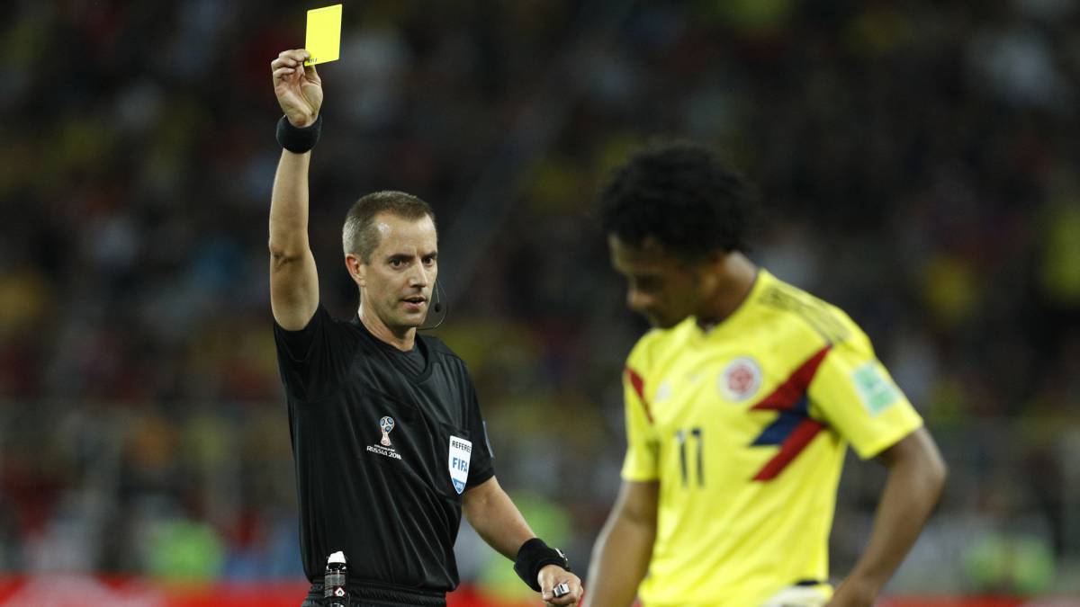 Mark Geiger le muestra tarjeta amarilla al jugador colombiano Juan Cuadrado durante el partido Colmbia vs Inglaterra en el mundial de Rusia 2018