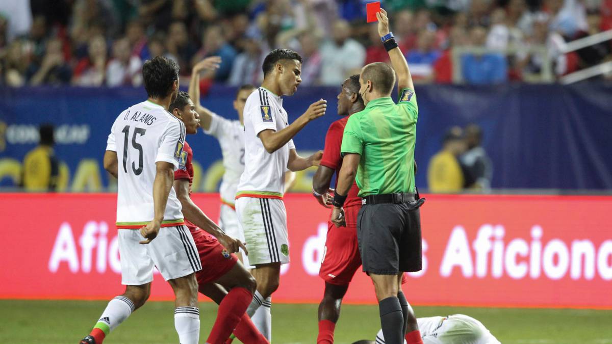Mark Geiger durante el partido de semifinal entre Panamá y México de la Copa Oro 2015