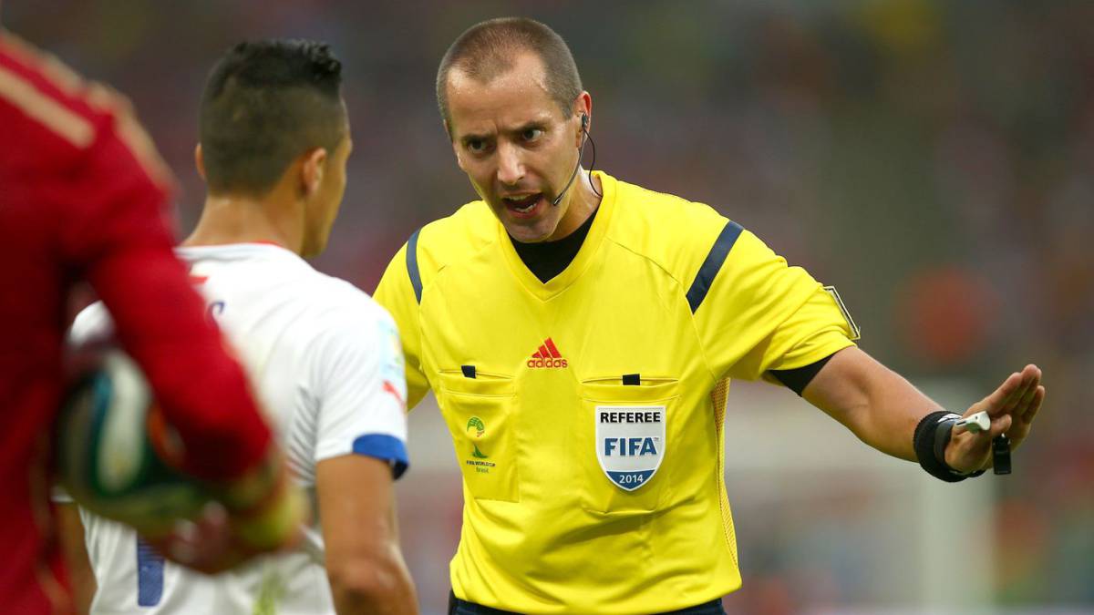 Mark Geiger discussing during a match in Brazil 2014 World Cup