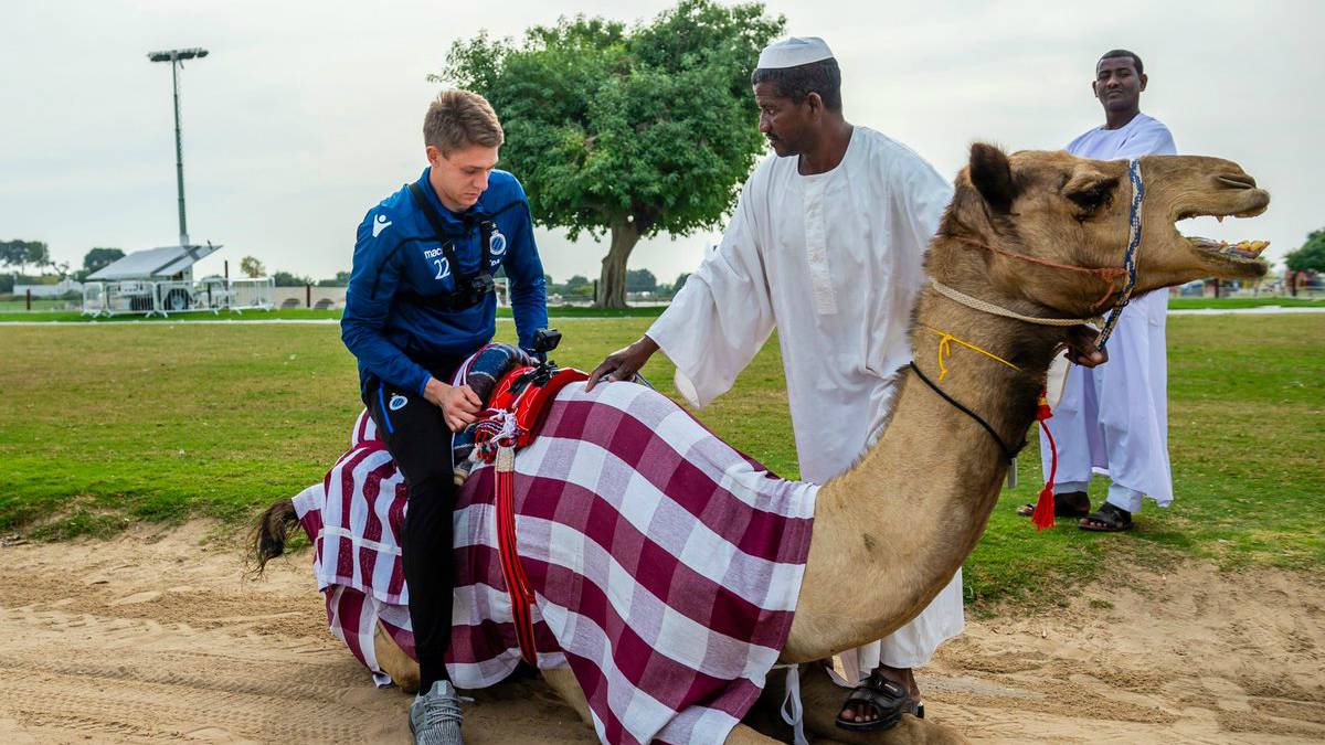 El portero de la selección de Estados Unidos fue entrevistado sobre un camello mientras el club Brujas se encuentra concentrado en Qatar.
