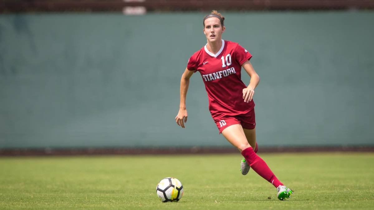 La jugadora joven, Tierna Davidson, fichada en el NWSL Draft por Chicago Red Stars, se prepara para patear el balón