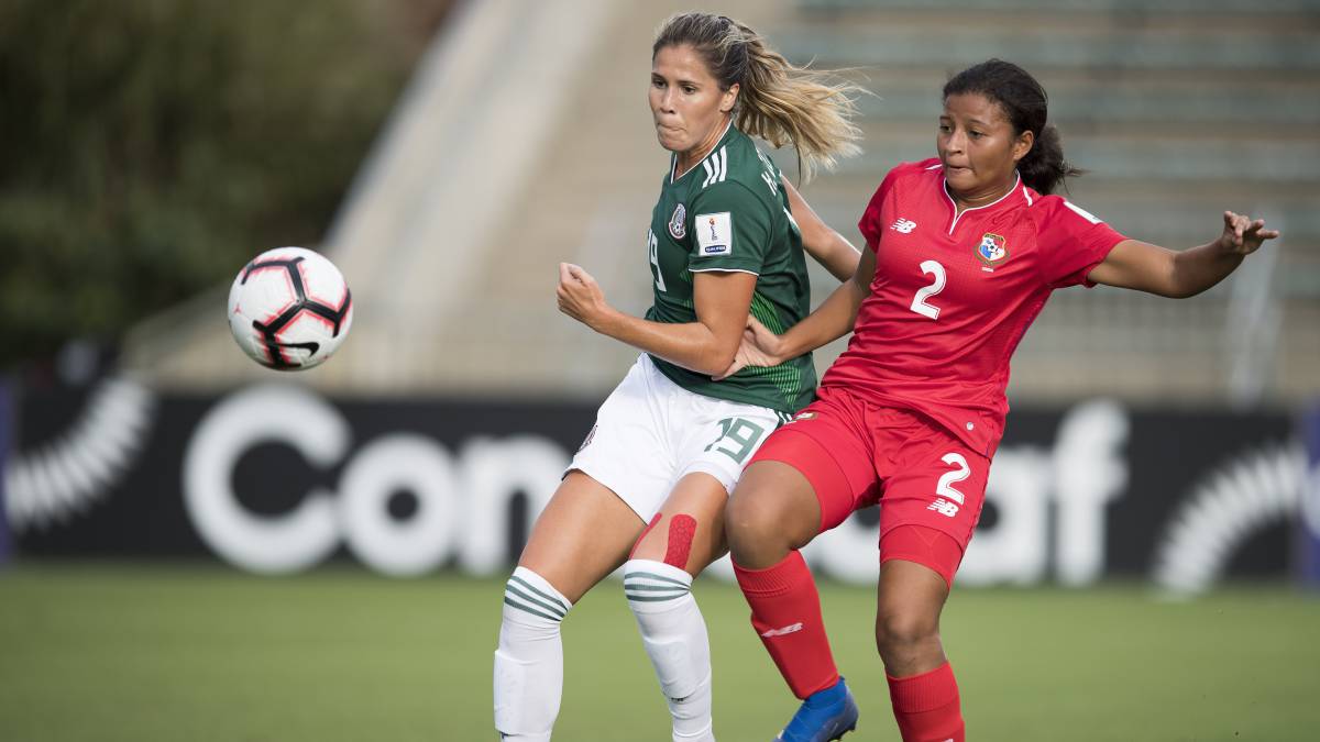 Jugadoras de fútbol disputando el balón