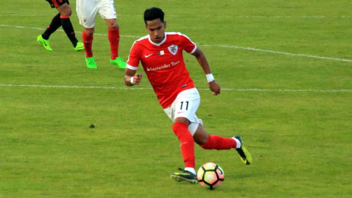 Denis Pineda disputa un balón con su equipo Santa Clara de la Primeira Liga