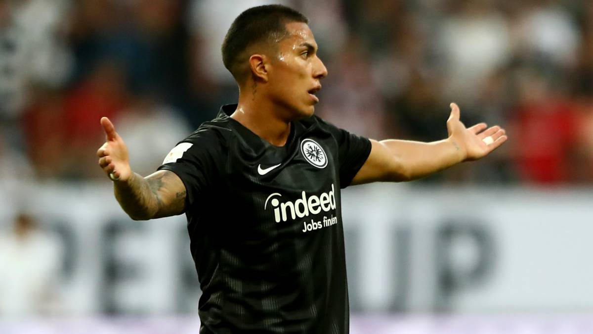 Salcedo durante un partido del Eintracht Frankfurt
