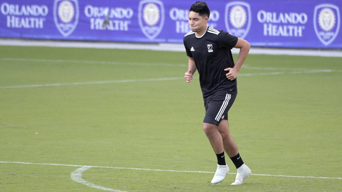 Sergio Rivas tests an injury on the field during a training session at the professional soccer MLS Player Combine Monday, Jan. 7, 2019, in Orlando, Fla.