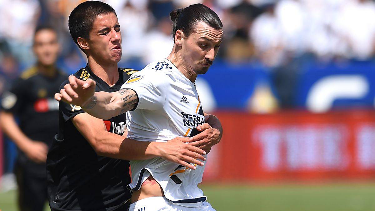 Joao Moutinho del LAFC en disputa con Zlatan Ibrahimovic del LA Galaxy
