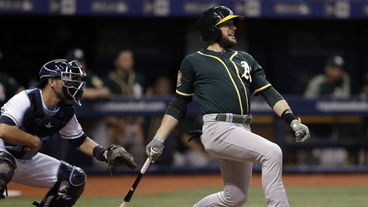 Jed Lowrie en partido de Oakland