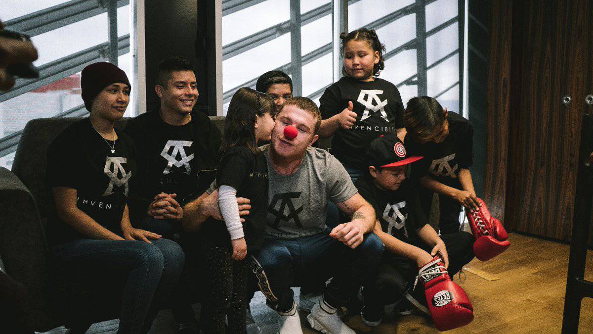 El ídolo del Club América no estuvo de acuerdo con la forma en la que el campeón mundial de peso medio ayudó a los niños con cáncer.