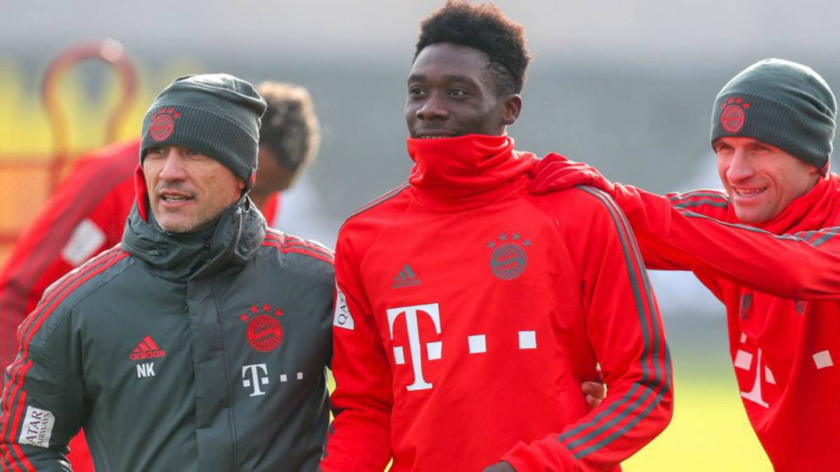 Alphonso Davies con el Bayern Munich junto a Thomas Müller