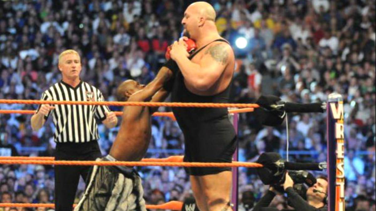 Hace poco más de una década, el reconocido peleador hizo su aparición en el mundo de la lucha libre y se midió sin temor ante un gigante de 2.13 metros