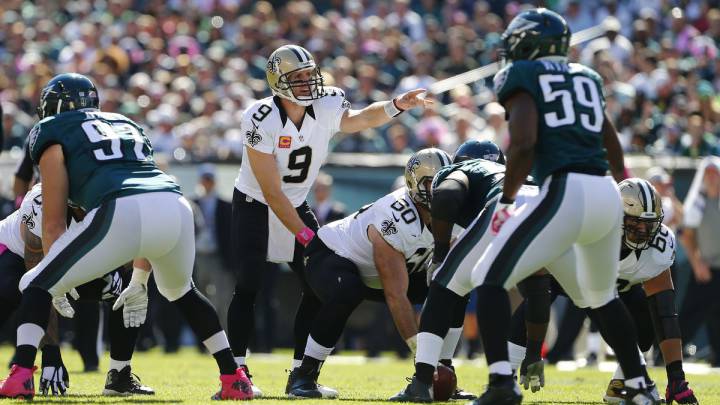 Drew Brees se prepara para sacar una jugada ante Philadelphia Eagles.