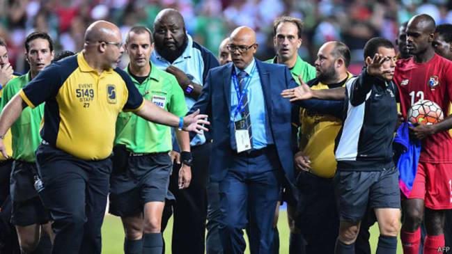 Mark Geiger retirándose del partido entre México y Panamá donde marcó un penal polémico.